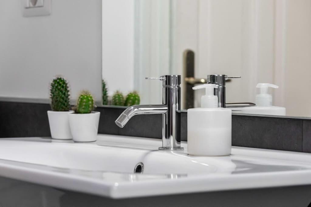 Appartamento Bilocale Zara - Stazione Centrale - Isola Design District Милан Экстерьер фото